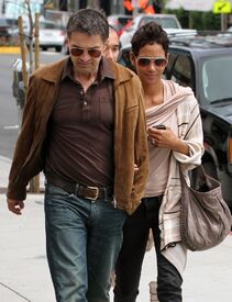 HalleBerryandOliverMartinezattheSunsetPlaza7.4.2011_05.jpg