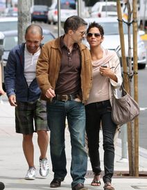 HalleBerryandOliverMartinezattheSunsetPlaza7.4.2011_07.jpg