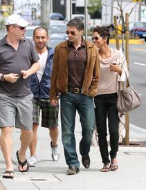 HalleBerryandOliverMartinezattheSunsetPlaza7.4.2011_09.jpg