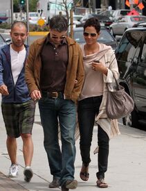 HalleBerryandOliverMartinezattheSunsetPlaza7.4.2011_10.jpg