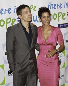 HalleBerry2011JenesseSilverRoseAuctionAndGala_142.jpg