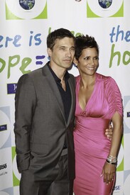 HalleBerry2011JenesseSilverRoseAuctionAndGala_157.jpg