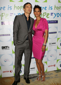 HalleBerry2011JenesseSilverRoseAuctionAndGala_162.jpg