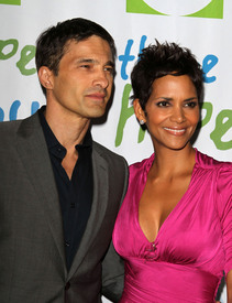 HalleBerry2011JenesseSilverRoseAuctionAndGala_61.jpg