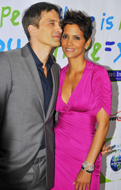 HalleBerry2011JenesseSilverRoseAuctionAndGala_234.jpg