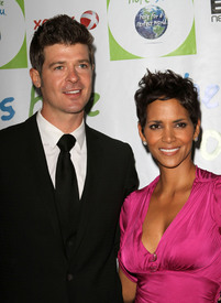 HalleBerry2011JenesseSilverRoseAuctionAndGala_283.jpg