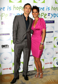 HalleBerry2011JenesseSilverRoseAuctionAndGala_285.jpg