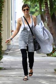 Jessica_Biel_heads_to_and_then_from_her_office_in_Hollywood_08_29_08_039.jpg