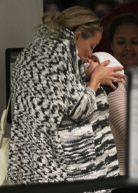 kate_hudson_bingham_kiss_lax_01.jpg