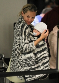 kate_hudson_bingham_kiss_lax_04.jpg