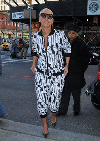 celebrity_paradise.com_TheElder_AmberRose2012_04_06_arrivesatherhotelinNewYork1.jpg