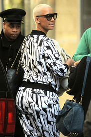 celebrity_paradise.com_TheElder_AmberRose2012_04_06_arrivesatherhotelinNewYork2.jpg