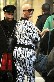 celebrity_paradise.com_TheElder_AmberRose2012_04_06_arrivesatherhotelinNewYork3.jpg