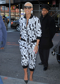 celebrity_paradise.com_TheElder_AmberRose2012_04_06_arrivesatherhotelinNewYork6.jpg