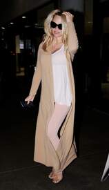 Pamela Anderson Arrives back in LA after visiting London 006.jpg