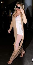 Pamela Anderson Arrives back in LA after visiting London 007.jpg