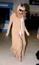 Pamela Anderson Arrives back in LA after visiting London 011.jpg