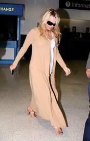 Pamela Anderson Arrives back in LA after visiting London 012.jpg