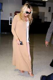 Pamela Anderson Arrives back in LA after visiting London 013.jpg