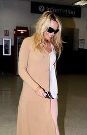 Pamela Anderson Arrives back in LA after visiting London 014.jpg