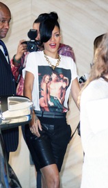Rihanna leaving her hotel in Sydney 10.4.2012_02.jpg