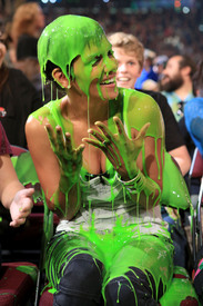 Halle Berry attends at Nickelodeon_'s 25th annual Kids_' Choice Awards 31.3.2012_12.jpg