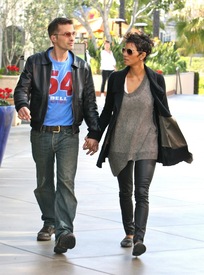 Halle Berry shopping in Century City 5.4.2012_15.jpg