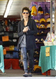 Halle Berry shopping in Century City 5.4.2012_23.jpg