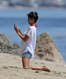 Halle Berry at the beach in Malibu 7.4.2012_10.jpg