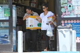 Halle Berry shops at Petco 6.4.2012_03.jpg