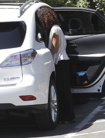 Halle Berry picking up her daughter Nahla at school in L.A. 20.4.2012_03.jpg