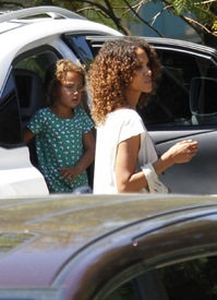 Halle Berry picking up her daughter Nahla at school in L.A. 20.4.2012_10.jpg