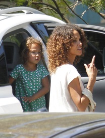 Halle Berry picking up her daughter Nahla at school in L.A. 20.4.2012_13.jpg