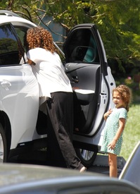 Halle Berry picking up her daughter Nahla at school in L.A. 20.4.2012_26.jpg