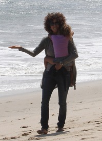 Halle Berry at Malibu beach 21.4.2012_32.jpg