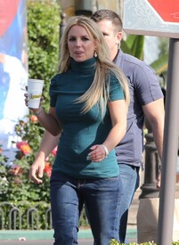 Britney Spears Grabs Lunch Go 8QAaU5z7EXHx.jpg