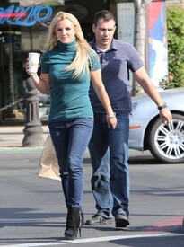 Britney Spears Grabs Lunch Go F4zlGuknbELx.jpg