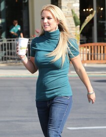 Britney Spears Grabs Lunch Go iOvXy4Ucv9Fx.jpg
