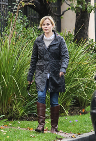Reese Witherspoon & her family at Santa Monica 2_12_2012 2x HQ.jpg