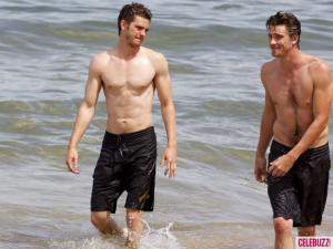 3andrew-garfield-garrett-hedlund-shirtless-580x435.jpg
