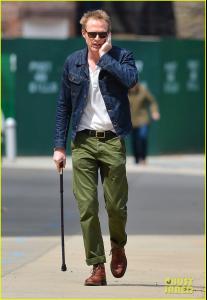 paul-bettany-uses-a-cane-to-walk-01.jpg