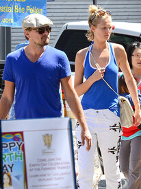 leonardo-dicaprio-toni-garrn-farmers-market-spl.jpg