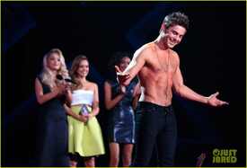 zac-efron-shirtless-mtv-movie-awards-2014-07.jpg