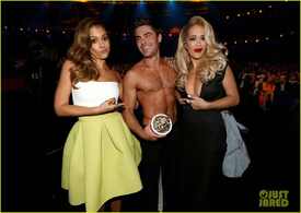 zac-efron-shirtless-mtv-movie-awards-2014-08.jpg