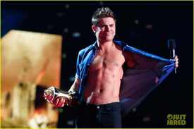 zac-efron-shirtless-mtv-movie-awards-2014-09.jpg