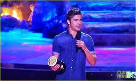 zac-efron-shirtless-mtv-movie-awards-2014-16.jpg