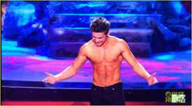 zac-efron-shirtless-mtv-movie-awards-2014-19.jpg