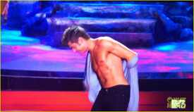 zac-efron-shirtless-mtv-movie-awards-2014-21.jpg