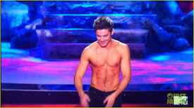 zac-efron-shirtless-mtv-movie-awards-2014-24.jpg