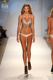 mercedes-benz-fashion-week-swim-2010__215204.JPG